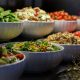 Berbagai bahan segar untuk salad sayur: selada, tomat, mentimun, wortel, paprika, dan jagung manis