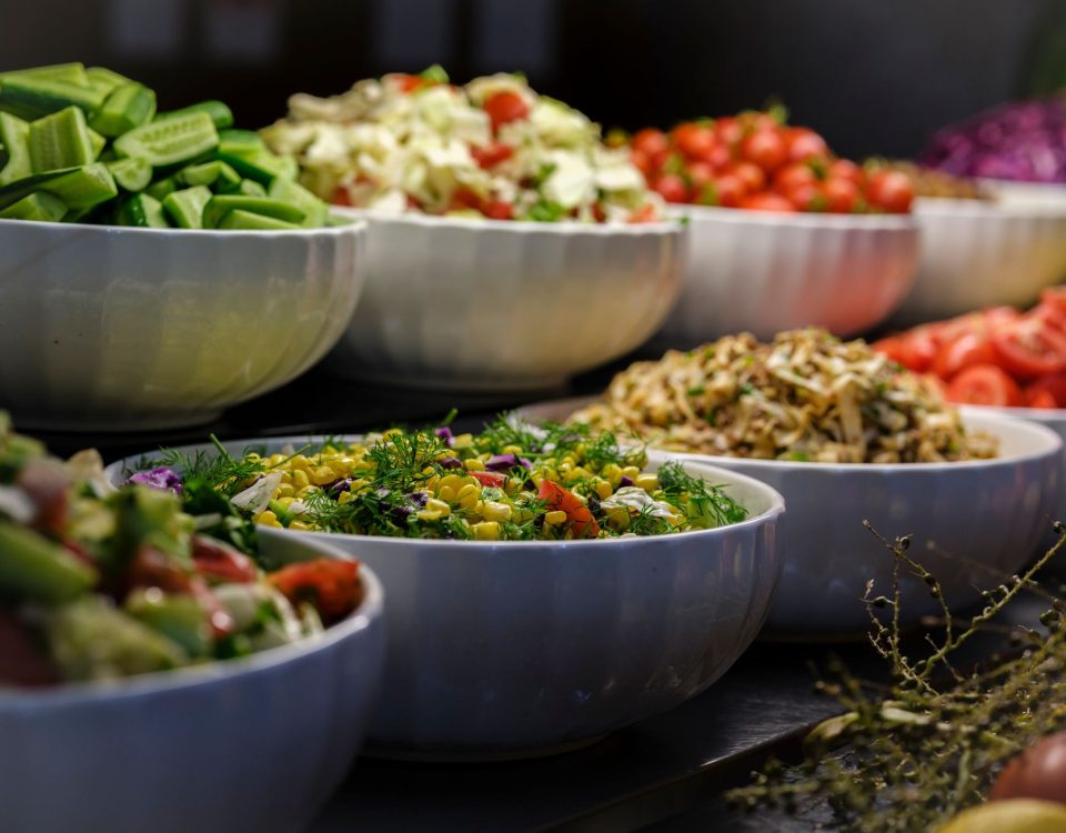 Berbagai bahan segar untuk salad sayur: selada, tomat, mentimun, wortel, paprika, dan jagung manis