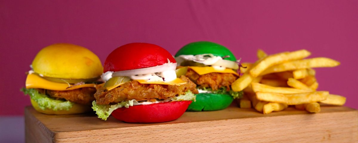 Menu ala carte Richeese menampilkan pilihan burger, pizza, dan snack lezat dengan keju cair khas