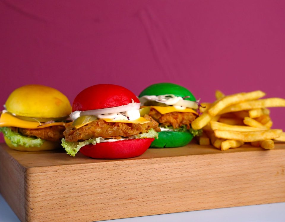 Menu ala carte Richeese menampilkan pilihan burger, pizza, dan snack lezat dengan keju cair khas