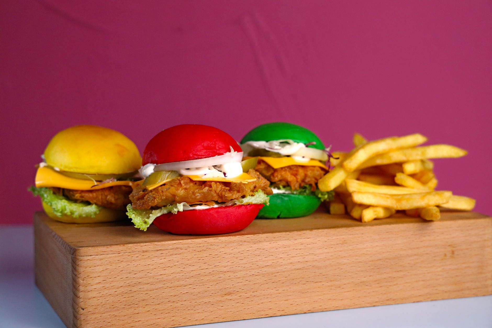Menu ala carte Richeese menampilkan pilihan burger, pizza, dan snack lezat dengan keju cair khas