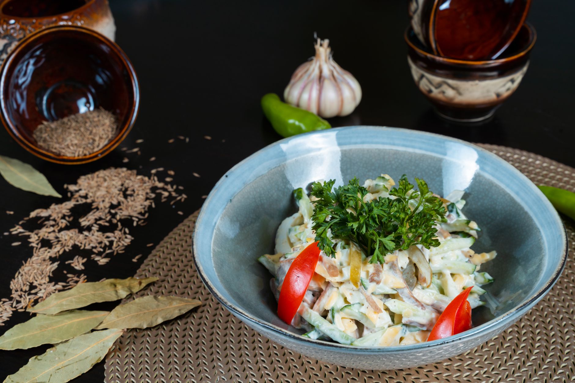 Salad kontinental segar sebagai appetizer, penuh sayuran berwarna, saus ringan, cocok untuk hidangan pembuka.