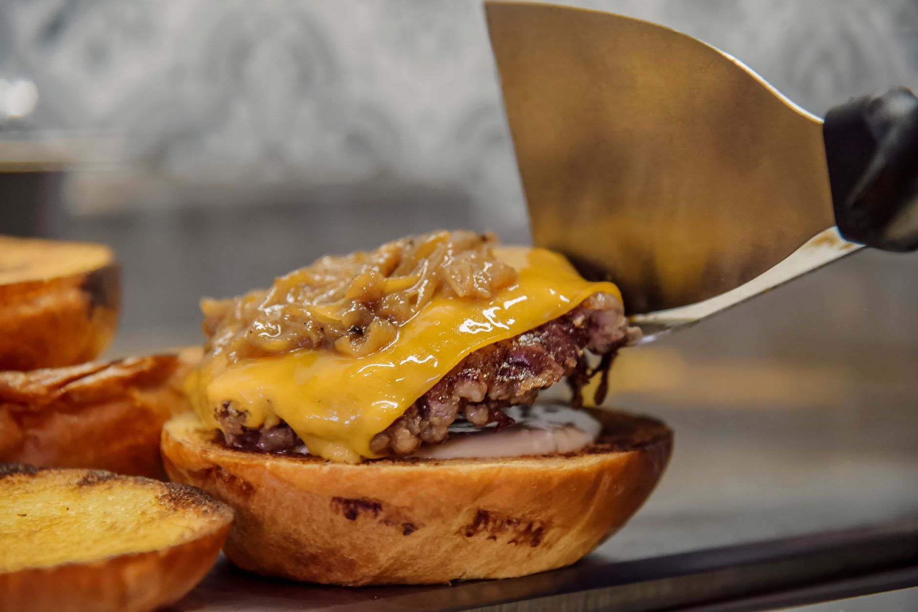 Cheeseburger ala carte dengan daging juicy, keju leleh, roti lembut, dan sayuran segar, siap dinikmati.
