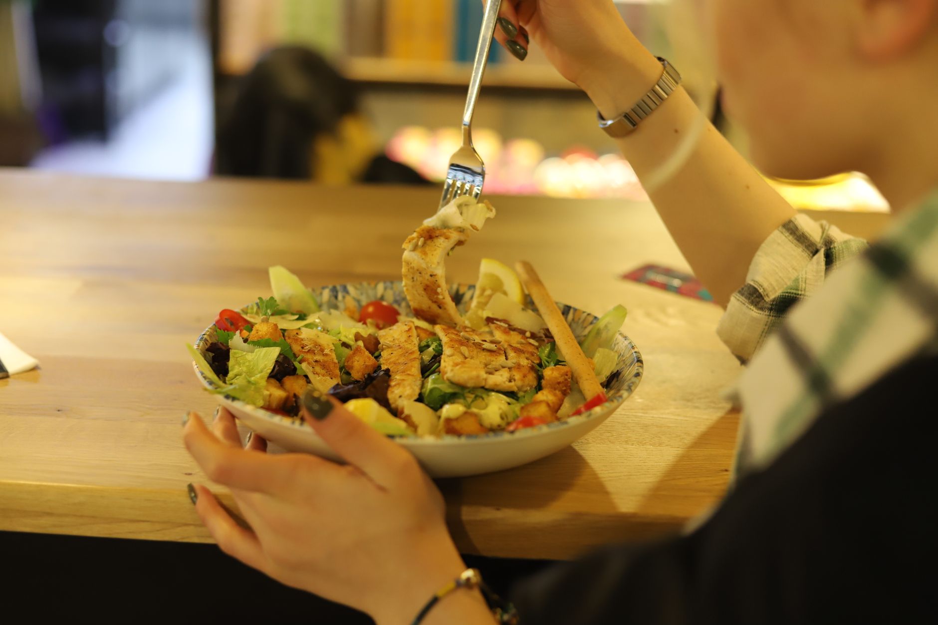 Salad sayur segar dengan selada, tomat, dan mentimun, dalam bahasa Inggris disebut vegetable salad.