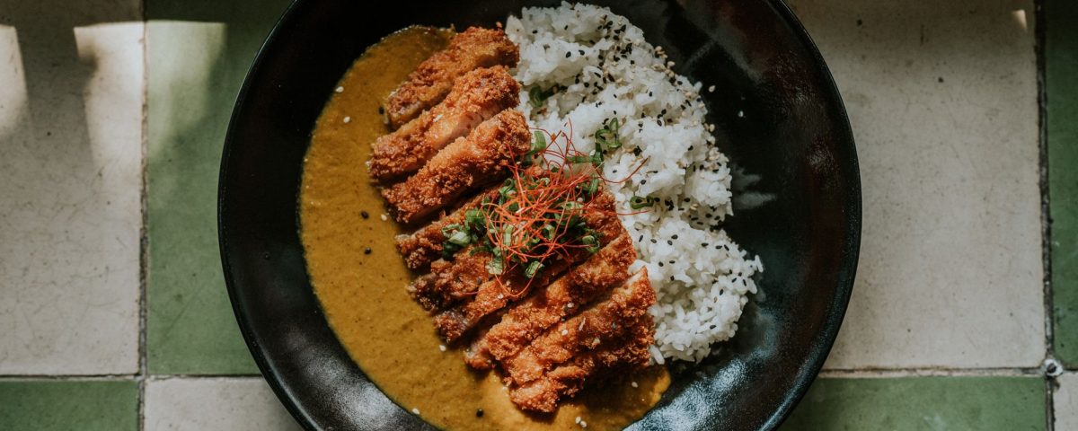 Banzai Katsu: hidangan daging renyah dengan saus khas Jepang, disajikan dengan nasi dan sayuran segar.
