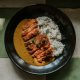 Banzai Katsu: hidangan daging renyah dengan saus khas Jepang, disajikan dengan nasi dan sayuran segar.