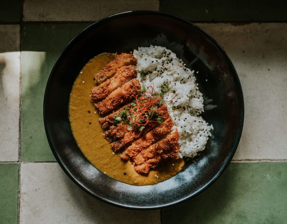 Banzai Katsu: hidangan daging renyah dengan saus khas Jepang, disajikan dengan nasi dan sayuran segar.