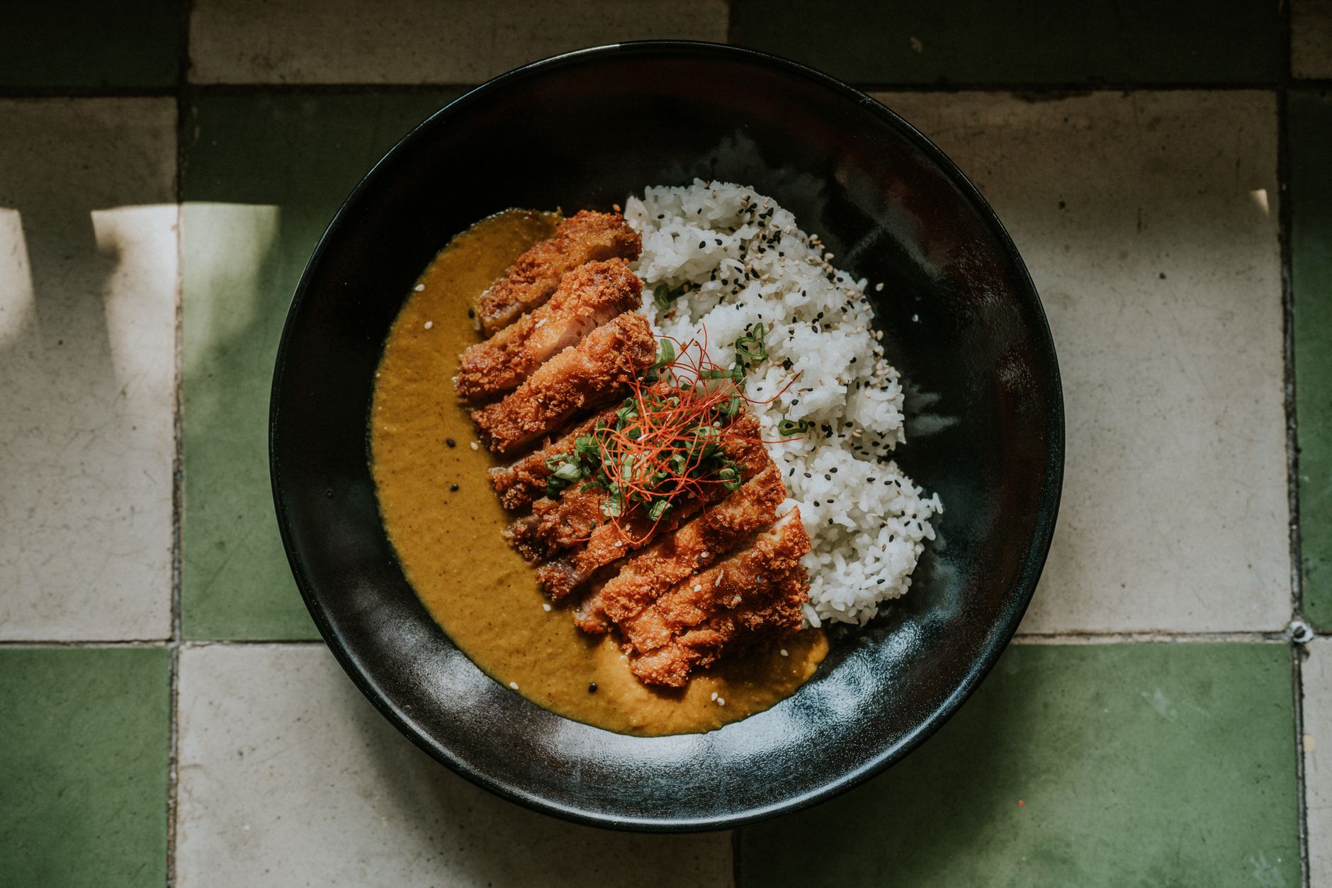 Banzai Katsu: hidangan daging renyah dengan saus khas Jepang, disajikan dengan nasi dan sayuran segar.