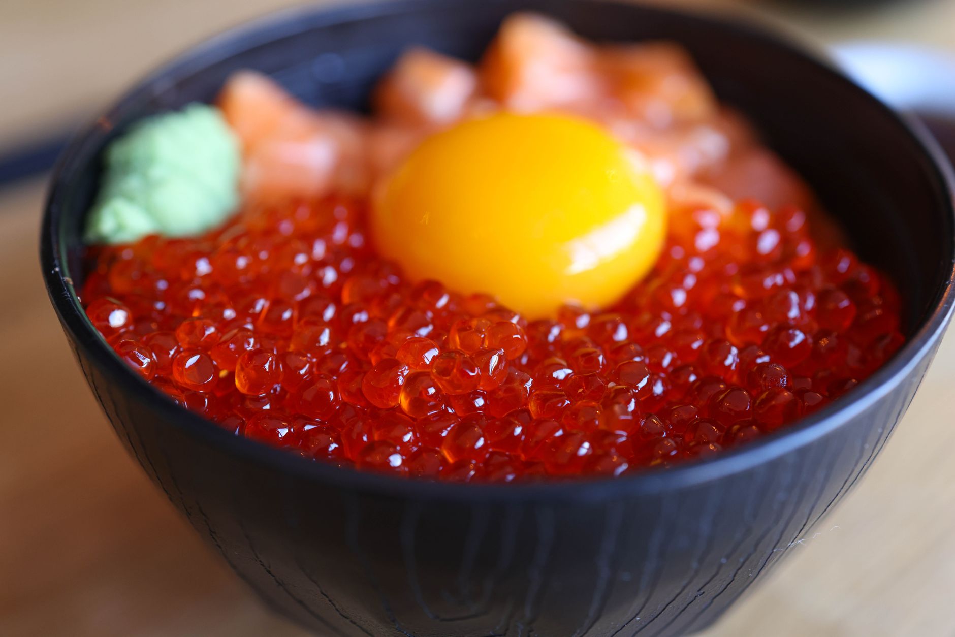 Chicken katsu donburi dengan nasi, telur, dan saus teriyaki di restoran Ichiban Sushi