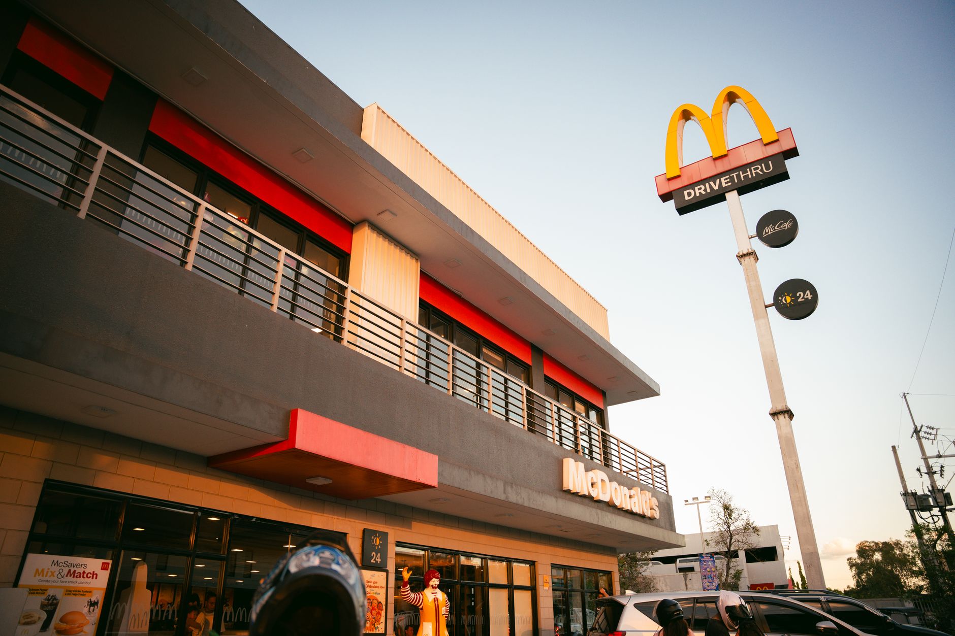 Menu ala carte McDonald's lengkap dengan burger, ayam, dan side dish, menampilkan pilihan premium untuk pelanggan