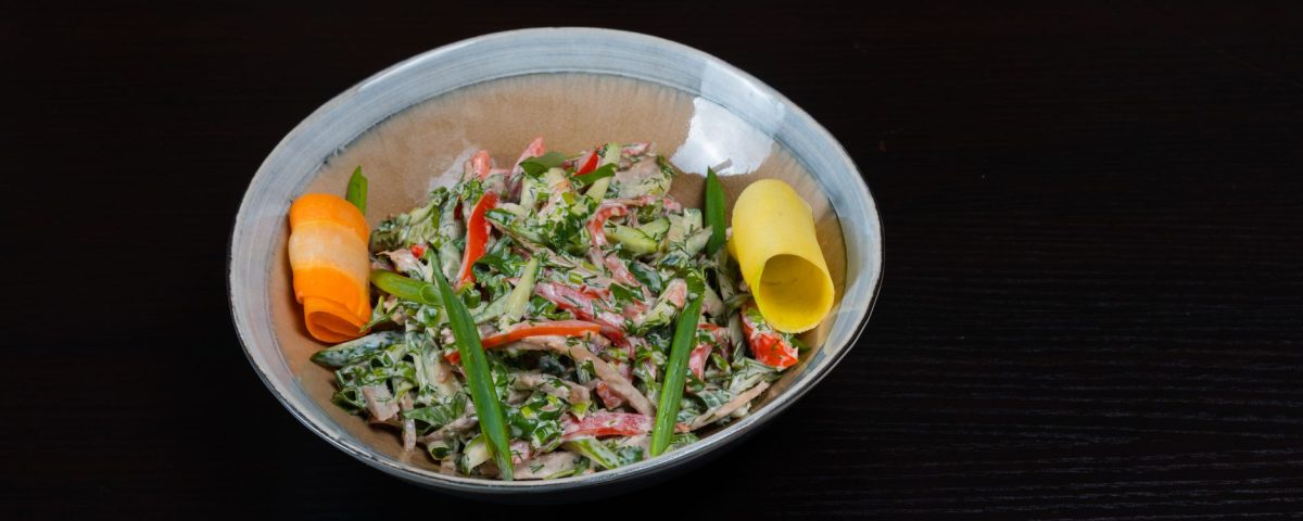 Appetizer salad kontinental segar dengan selada, tomat, mentimun, dan vinaigrette ringan