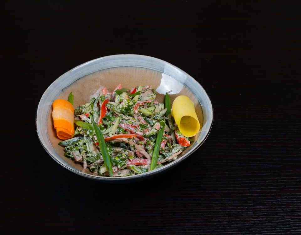 Appetizer salad kontinental segar dengan selada, tomat, mentimun, dan vinaigrette ringan