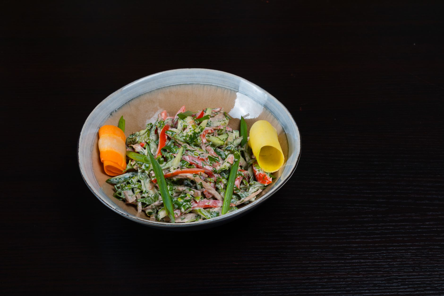 Appetizer salad kontinental segar dengan selada, tomat, mentimun, dan vinaigrette ringan