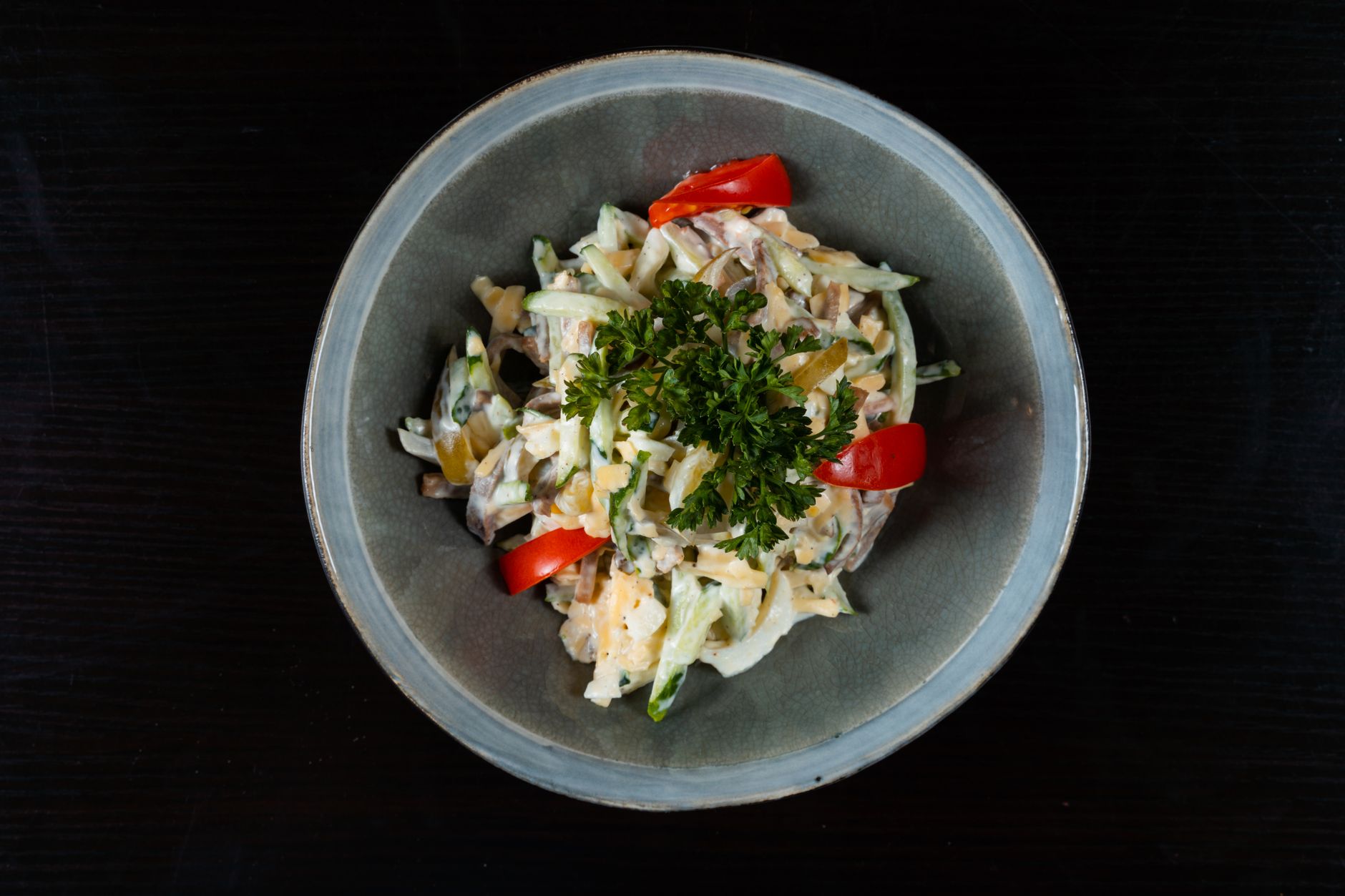 Beragam jenis salad kontinental dengan sayuran segar, keju, dan saus vinaigrette menggugah selera.