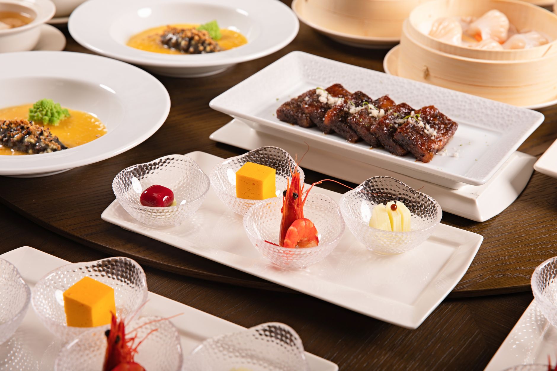Menu ala carte menampilkan pilihan makanan premium dengan presentasi elegan.