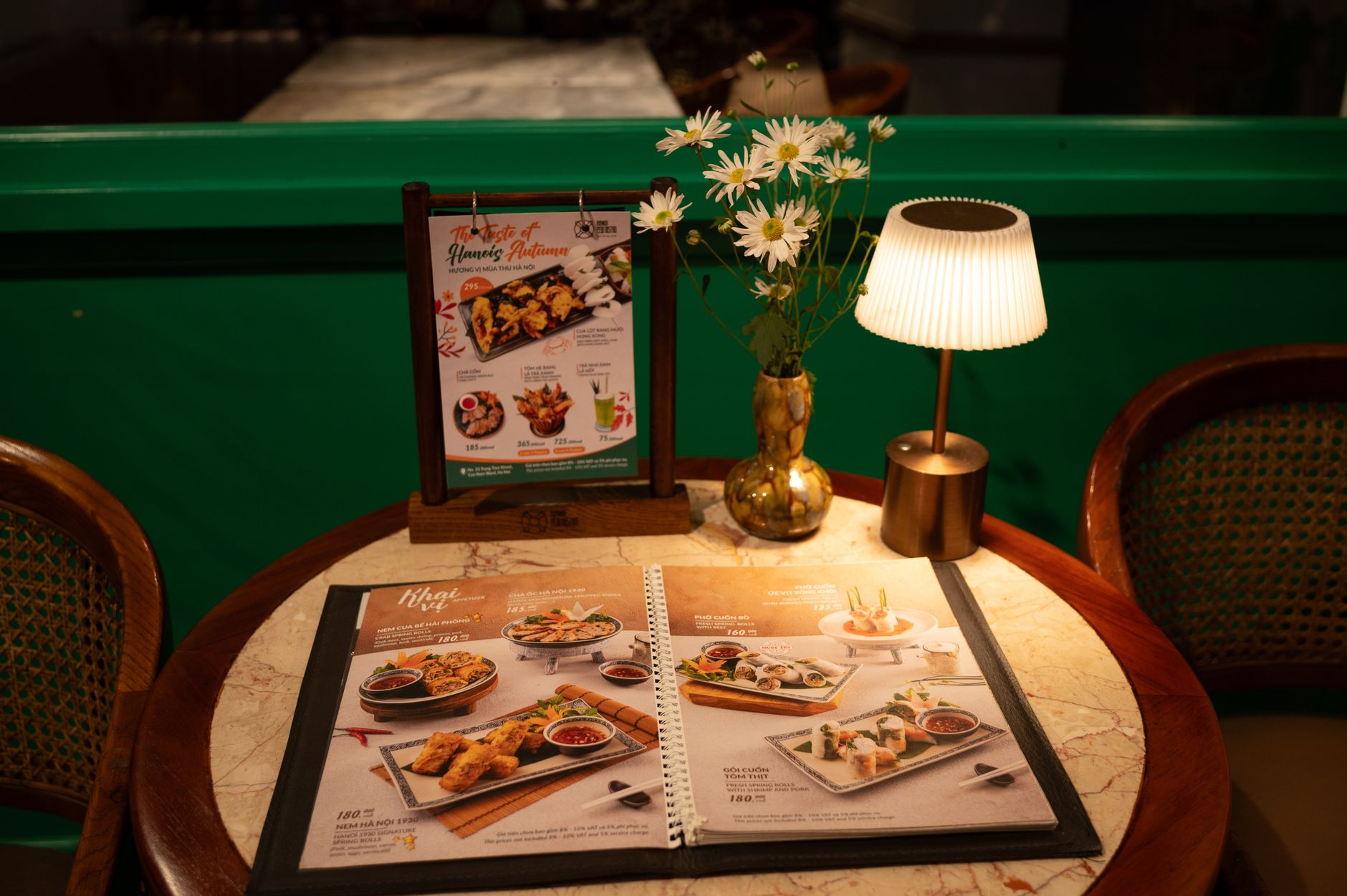 Daftar menu ala carte lengkap dengan pilihan hidangan premium, harga, dan deskripsi singkat