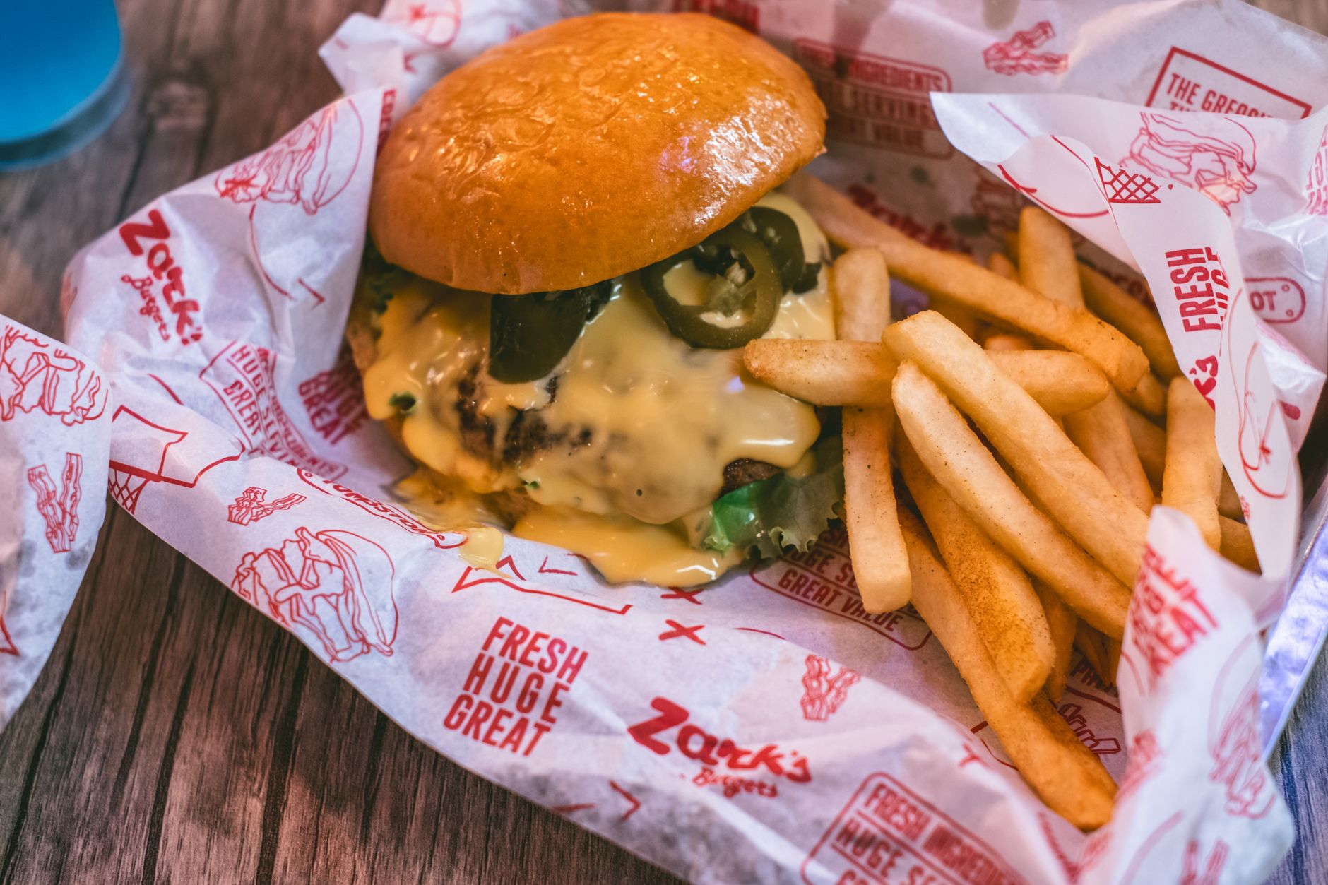 Cheese burger McDonald's ala carte dengan patty juicy, keju leleh, dan roti lembut, siap dinikmati.