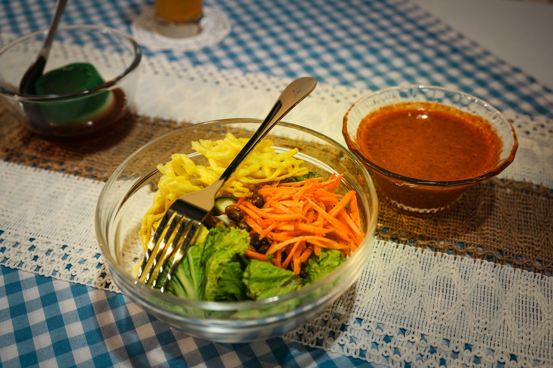 Beragam salad sayur segar dengan warna‑warni sayuran, dipadukan dressing ringan untuk hidangan sehat.
