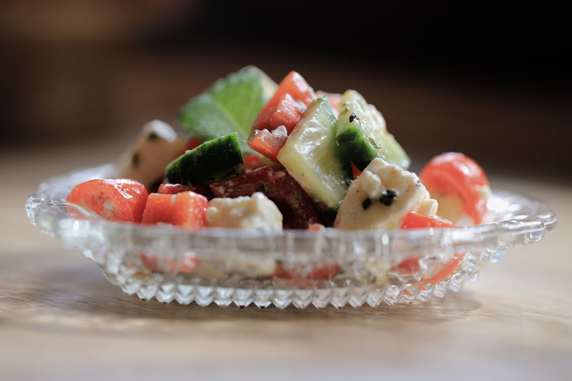 Salad segar Beatrice dengan selada, tomat, alpukat, dan dressing lemon