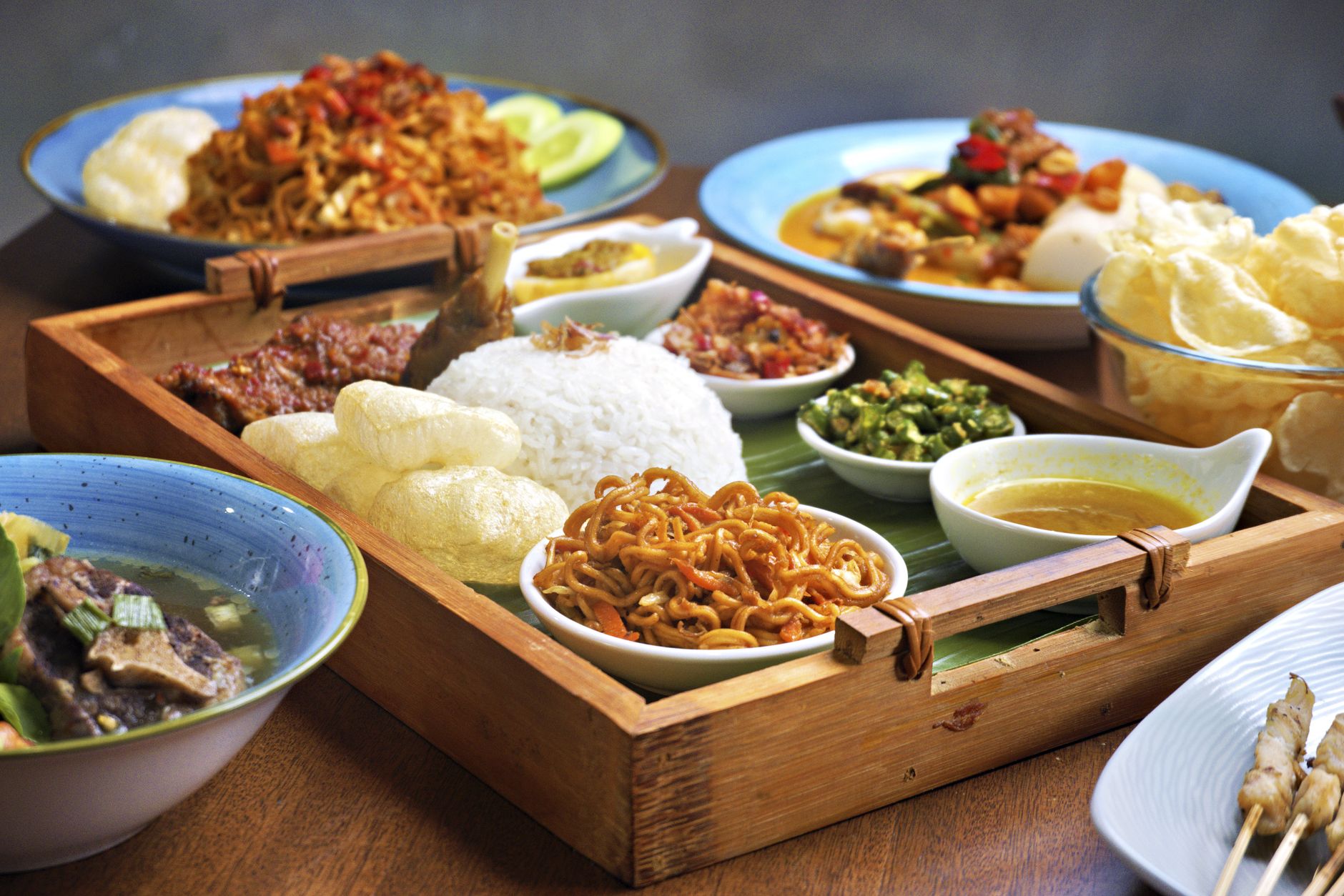 Ilustrasi menu a la carte yang menjelaskan konsep pemesanan hidangan per porsi.