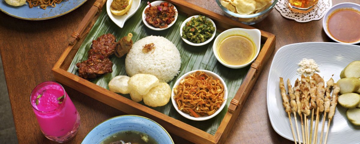 Ilustrasi arti kata à la carte yang berarti memilih menu secara individual sesuai selera.