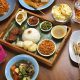 Ilustrasi arti kata à la carte yang berarti memilih menu secara individual sesuai selera.