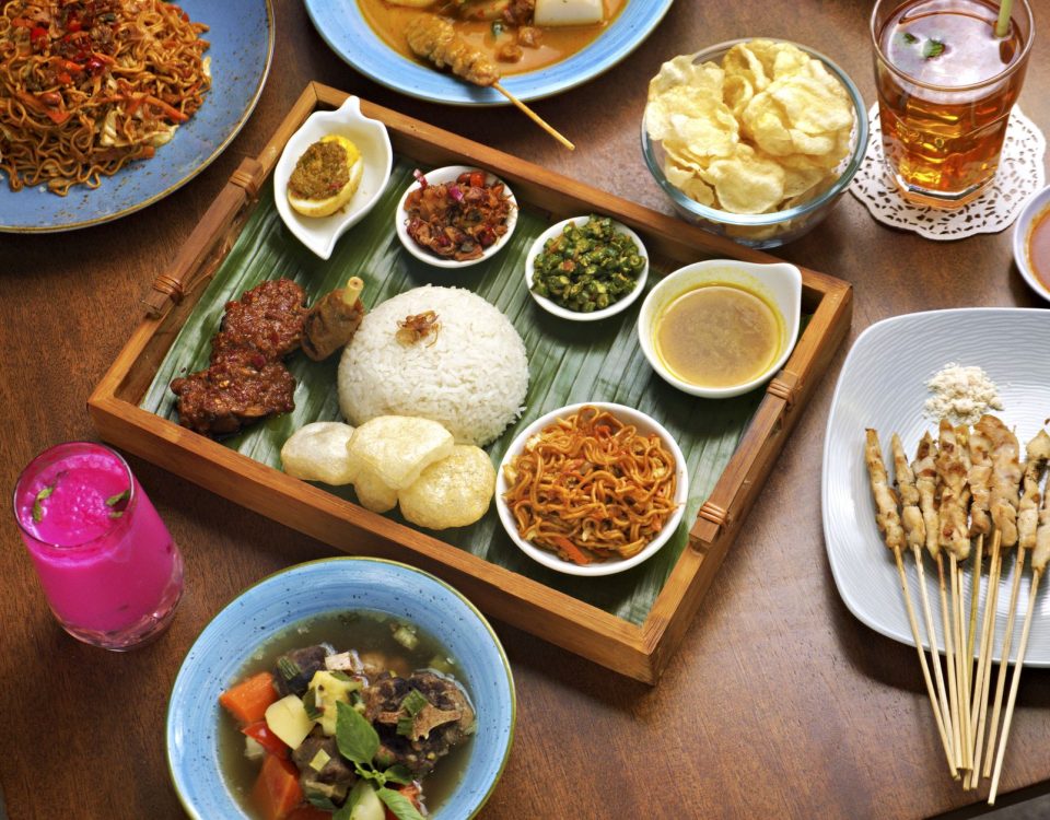 Ilustrasi arti kata à la carte yang berarti memilih menu secara individual sesuai selera.