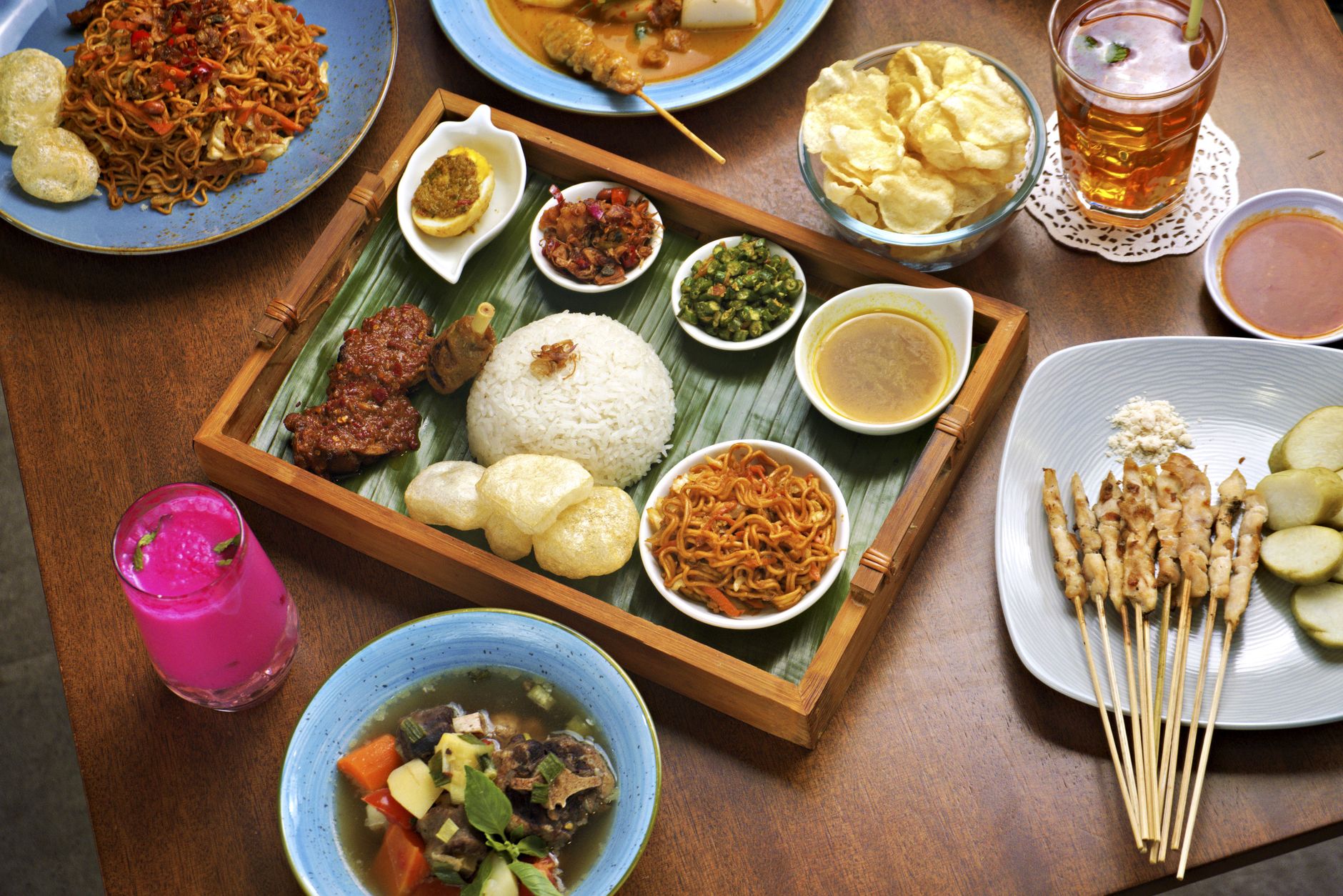 Ilustrasi arti kata à la carte yang berarti memilih menu secara individual sesuai selera.