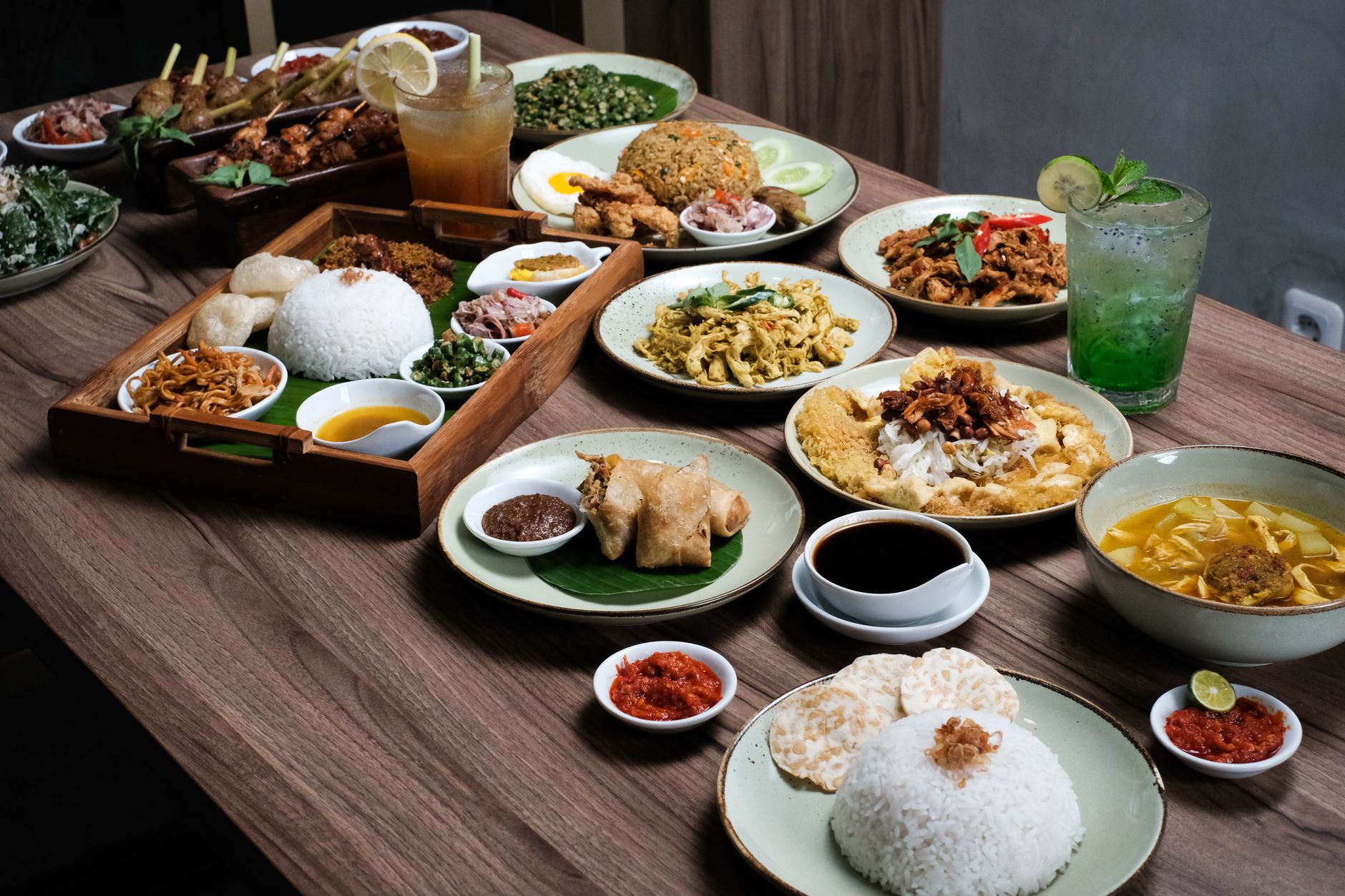 Ilustrasi penjelasan konsep alacarte sebagai layanan makanan pilihan individual dalam restoran