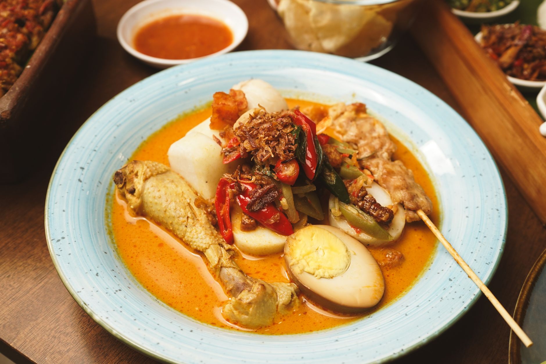 Beragam salad sayur segar dengan warna cerah, penuh vitamin, cocok untuk gaya hidup sehat.