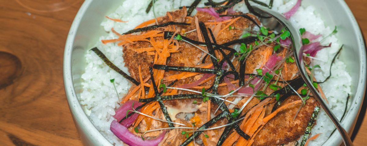 Rice bowl chicken katsu lezat, langkah demi langkah membuat katsu renyah di atas nasi
