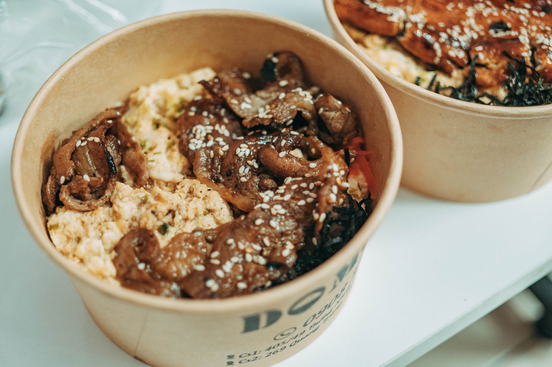 Donburi nasi dengan topping ayam teriyaki, telur, dan sayuran segar, hidangan Jepang yang lezat dan bergizi.