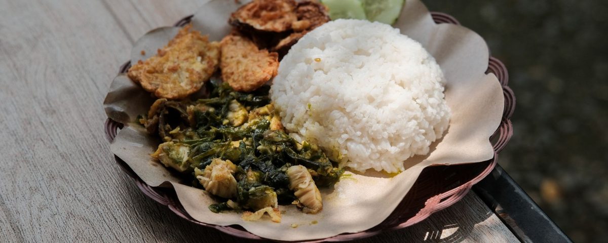 Salad sayur segar dengan selada, tomat, mentimun, dan wortel, disajikan dalam mangkuk warna-warni