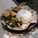 Salad sayur segar dengan selada, tomat, mentimun, dan wortel, disajikan dalam mangkuk warna-warni
