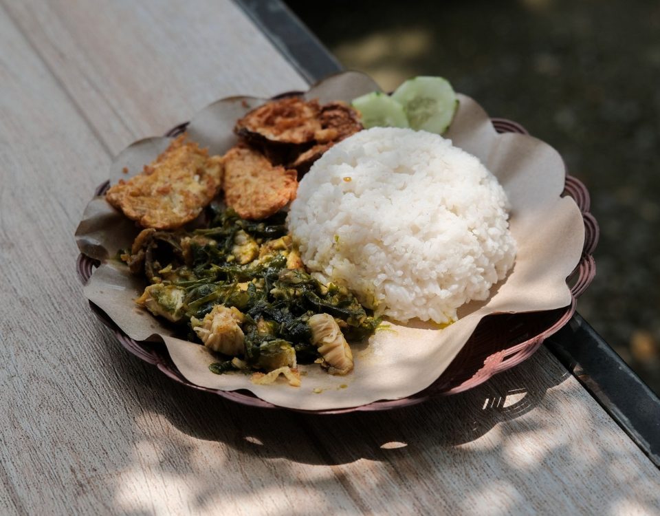 Salad sayur segar dengan selada, tomat, mentimun, dan wortel, disajikan dalam mangkuk warna-warni