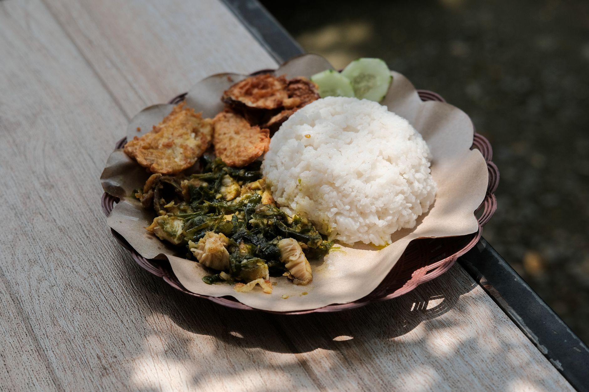 Salad sayur segar dengan selada, tomat, mentimun, dan wortel, disajikan dalam mangkuk warna-warni
