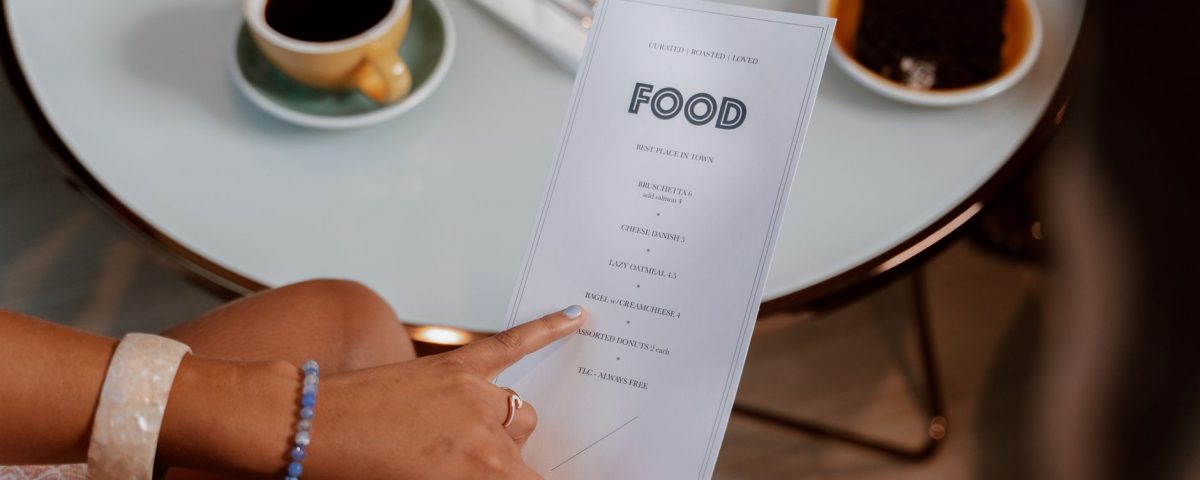 Beragam contoh menu a la carte dengan pilihan hidangan pembuka, utama, dan penutup untuk restoran mewah