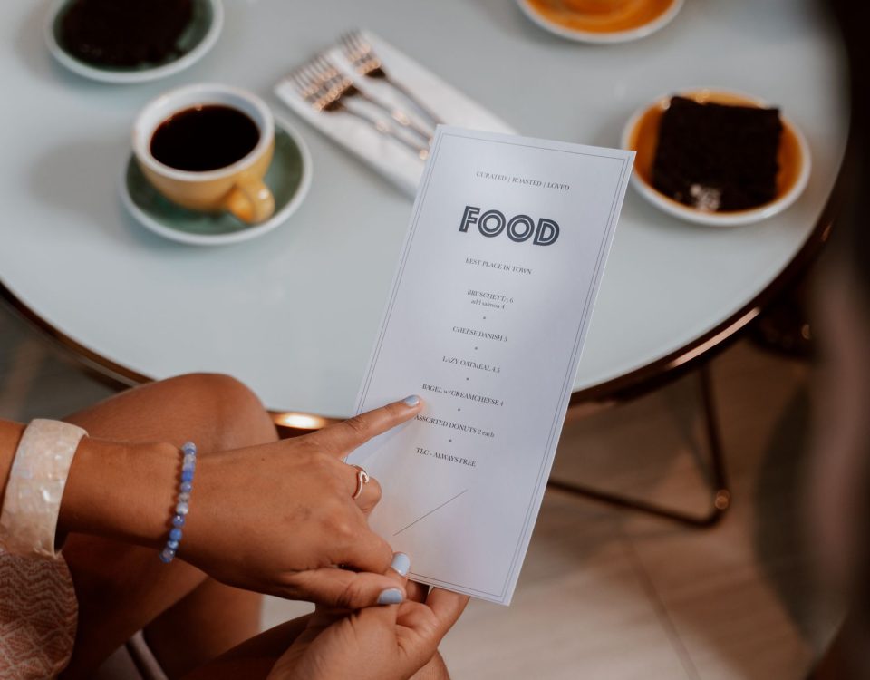 Beragam contoh menu a la carte dengan pilihan hidangan pembuka, utama, dan penutup untuk restoran mewah