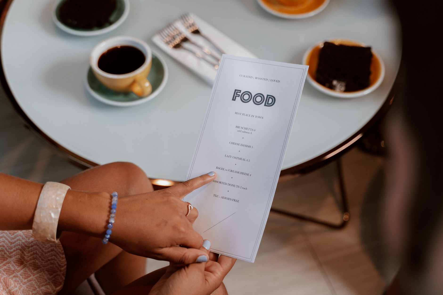 Ilustrasi menu a la carte menampilkan pilihan hidangan individual dengan harga terpisah.