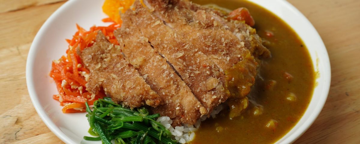 Resep langkah demi langkah chicken curry katsu lezat, dipadu bumbu kari kental dan potongan ayam goreng renyah.