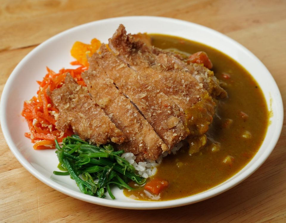 Resep langkah demi langkah chicken curry katsu lezat, dipadu bumbu kari kental dan potongan ayam goreng renyah.