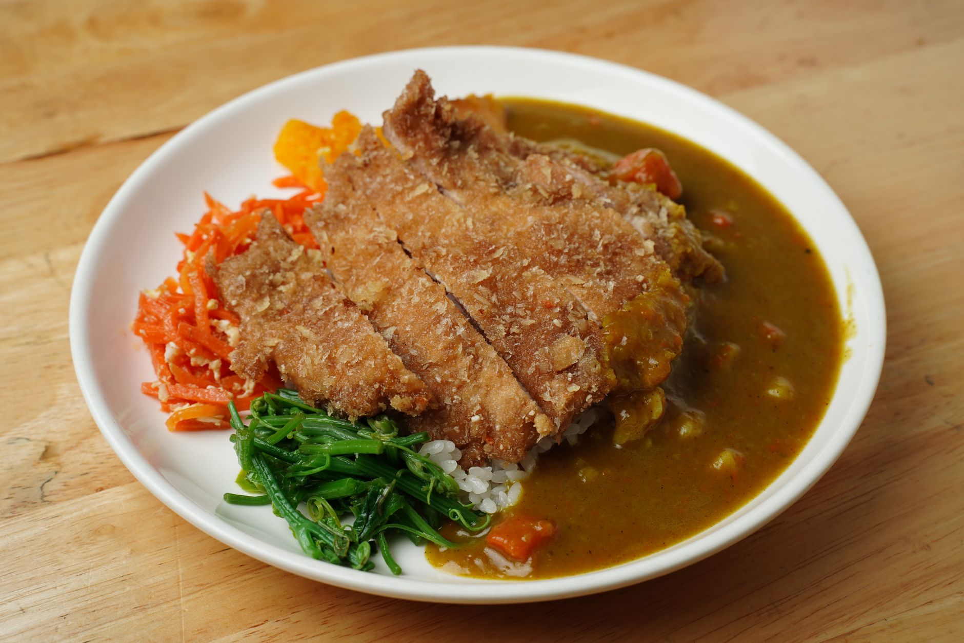 Resep langkah demi langkah chicken curry katsu lezat, dipadu bumbu kari kental dan potongan ayam goreng renyah.