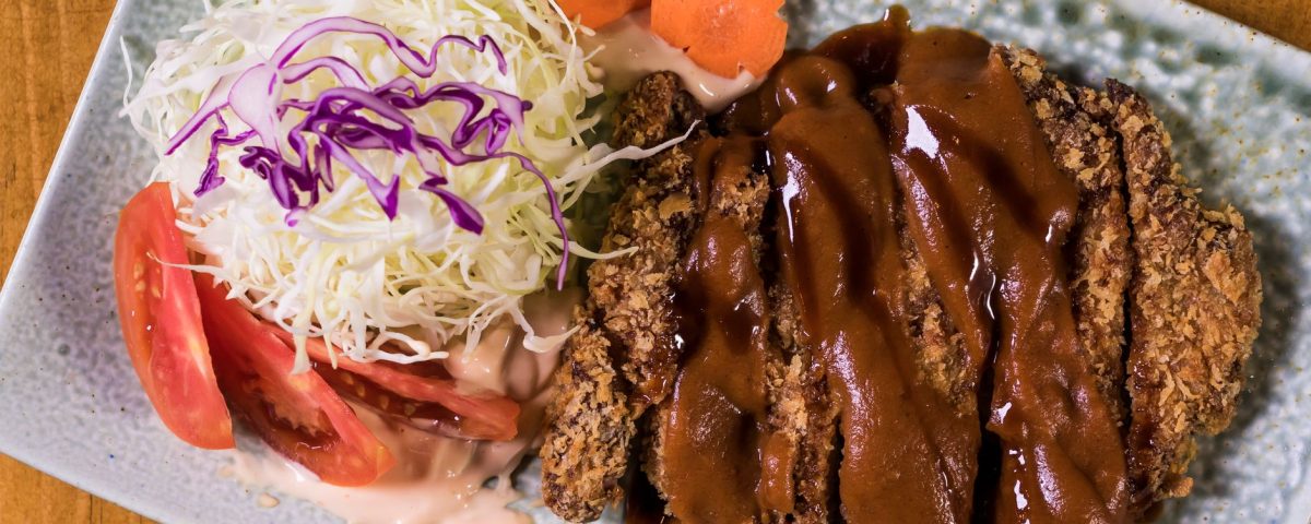 Langkah demi langkah membuat kimukatsu renyah dengan daging sapi, tepung, dan saus khas Jepang
