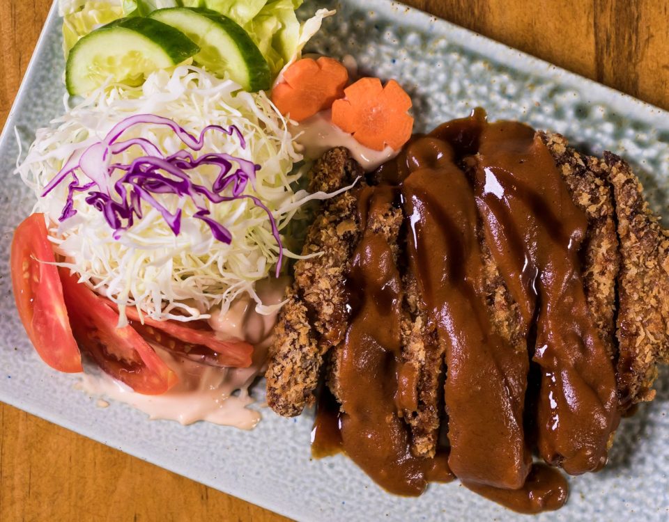 Chicken katsu renyah dengan saus tonkatsu di piring Dapur Husna, siap dinikmati.