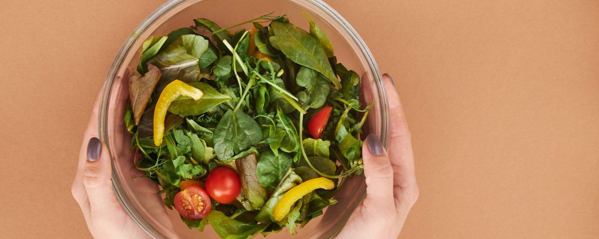 Salad sayur segar berwarna-warni, penuh serat, cocok untuk diet sehat dan menurunkan berat badan