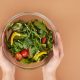 Salad sayur segar berwarna-warni, penuh serat, cocok untuk diet sehat dan menurunkan berat badan