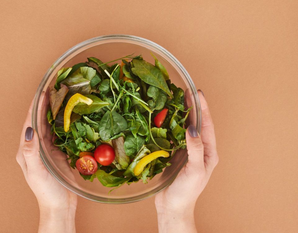Salad sayur segar berwarna-warni, penuh serat, cocok untuk diet sehat dan menurunkan berat badan