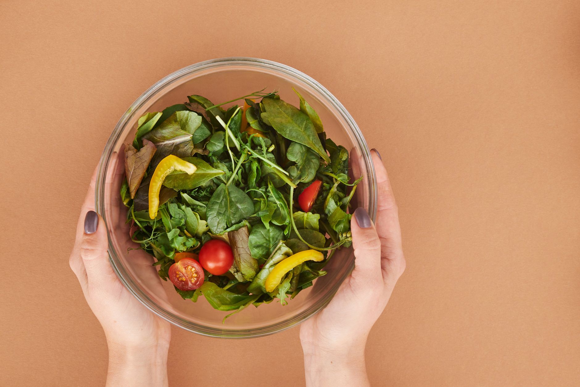 Salad sayur segar berwarna-warni, penuh serat, cocok untuk diet sehat dan menurunkan berat badan