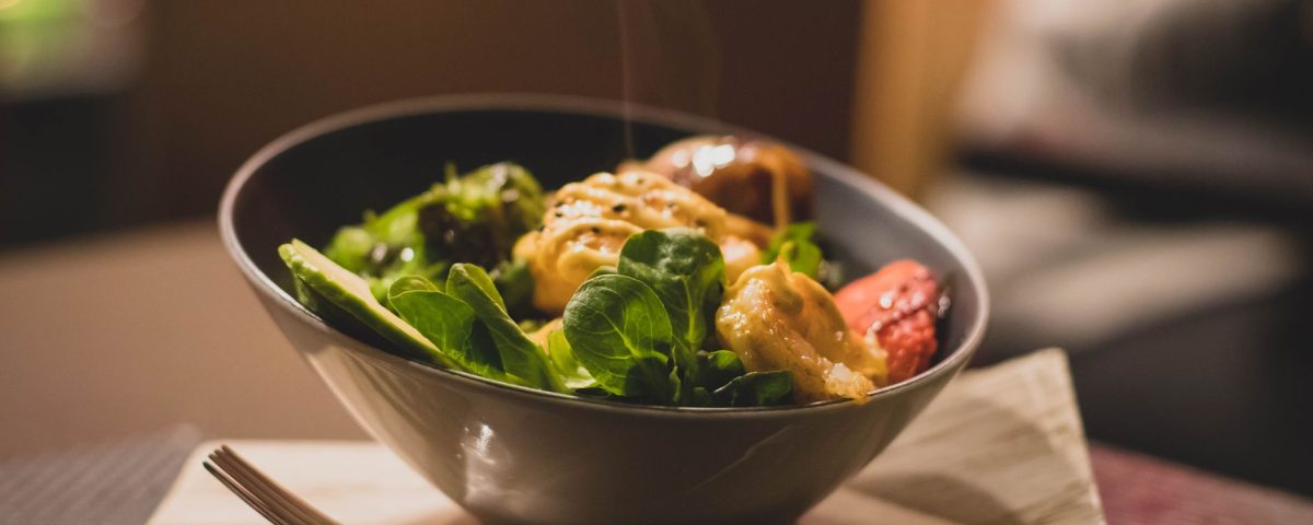 Salad segar berwarna-warni dengan selada, tomat, timun, dan dressing ringan, cocok untuk makanan sehat.