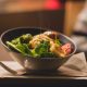 Salad segar berwarna-warni dengan selada, tomat, timun, dan dressing ringan, cocok untuk makanan sehat.